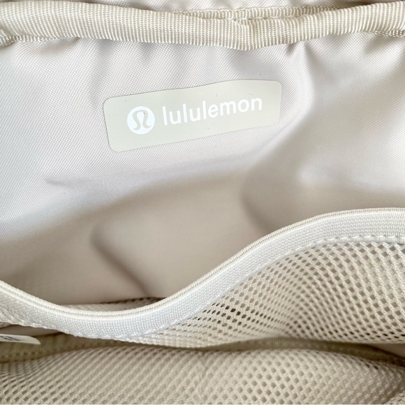 Lululemon Everywhere Belt Bag Fleece White & Gold NWT - Picture 10 of 11